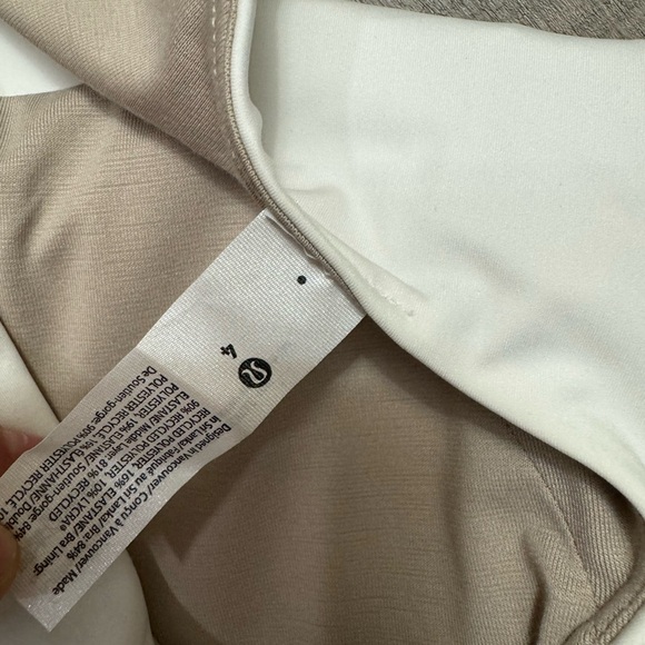 NWT Lululemon Envital Bra *Medium Support, D/DD Cup /
White size 4 - Picture 4 of 6